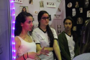 Grupo de estudantes em seu estande no Painel de Integração