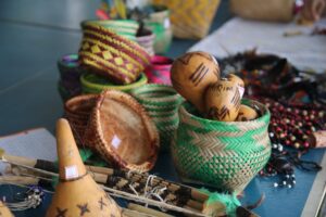 Foto feira de arte indigena