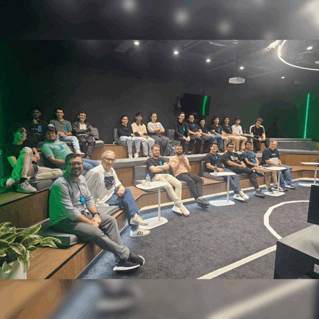 Estudantes e professores de Sisstemas de Informação do IFC sentados em um auditório em semicírculo