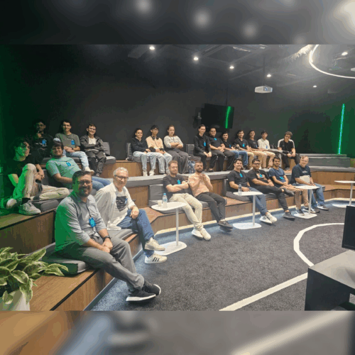 Estudantes e professores de Sisstemas de Informação do IFC sentados em um auditório em semicírculo