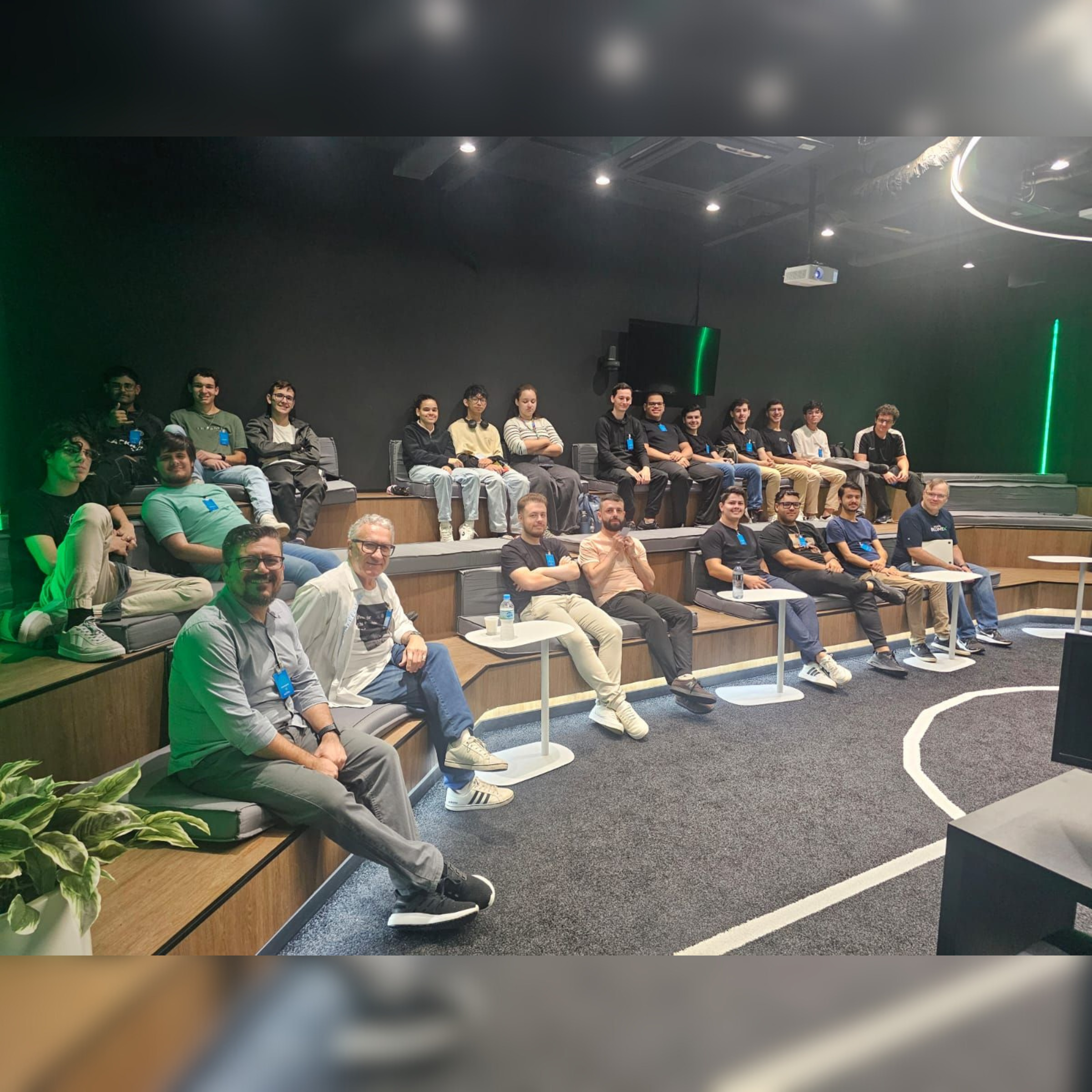 Estudantes e professores de Sisstemas de Informação do IFC sentados em um auditório em semicírculo